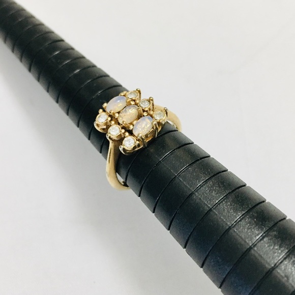 PRETTY Avon Faux Opal Ring - Picture 7 of 10